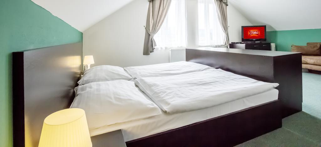 Garni Hotel Fellini Ziar nad Hronom Ngoại thất bức ảnh
